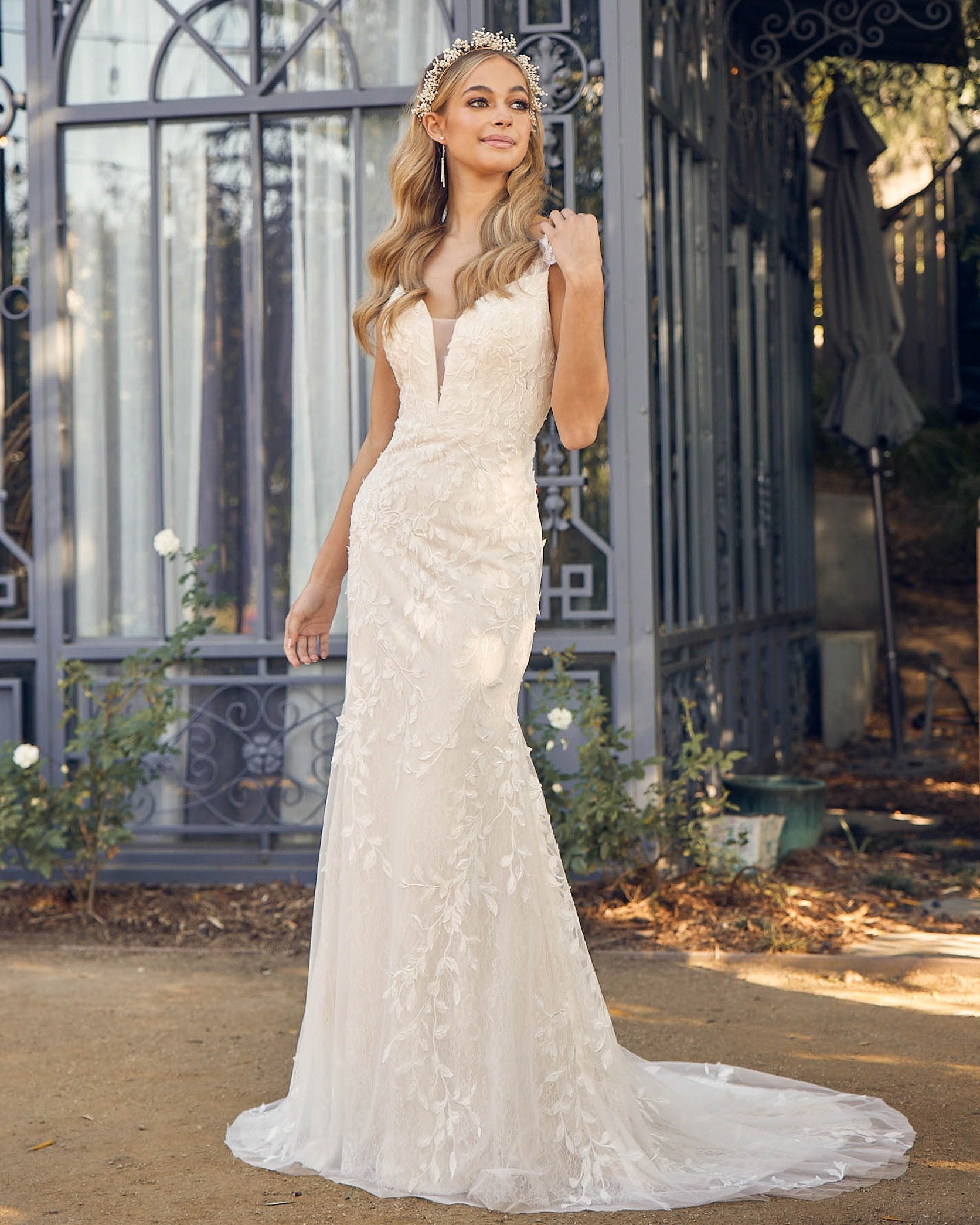 Straps Embroidered Lace Mermaid Long Wedding Dress NXJE949