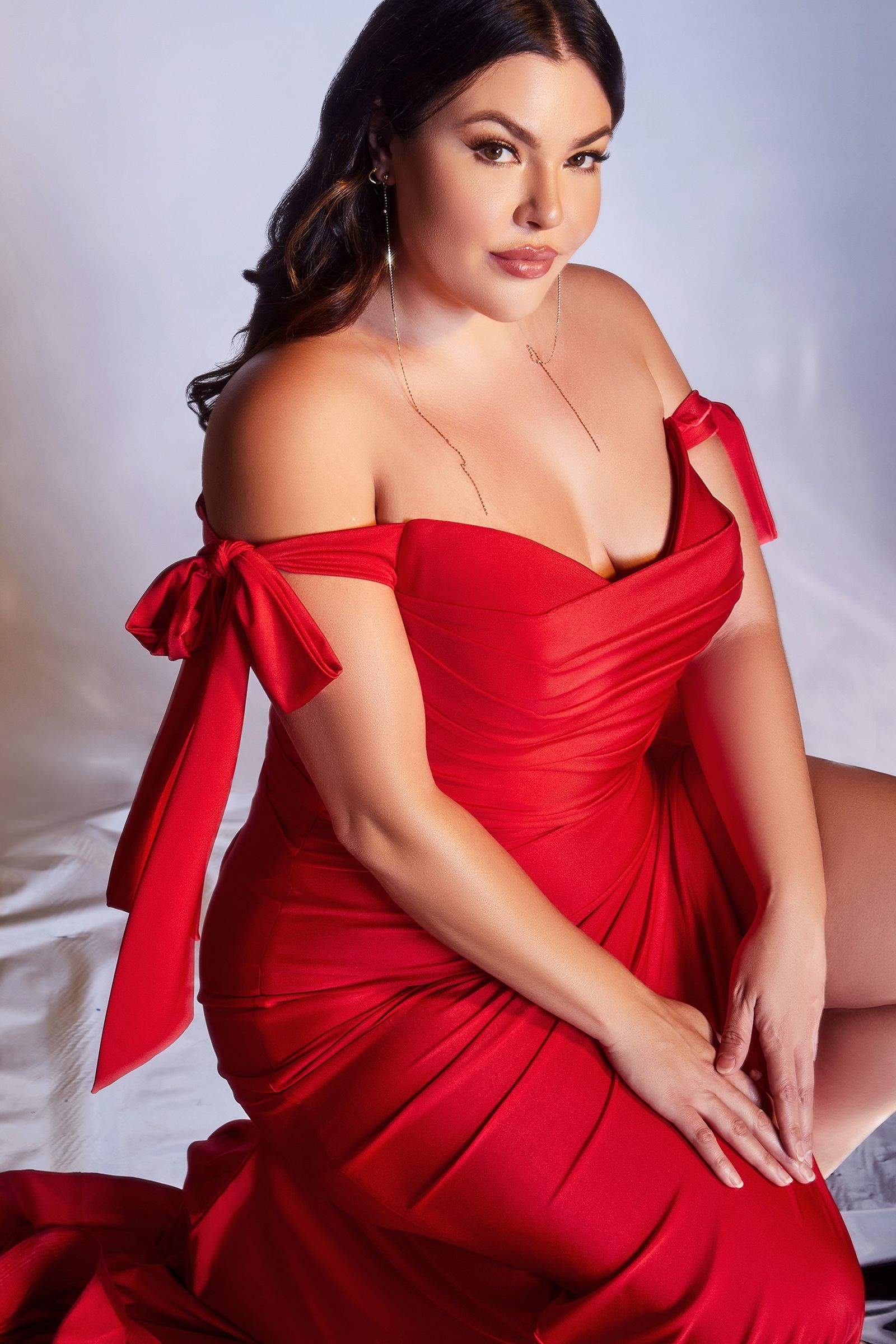 Plus Size Off-Shoulder Ruched Satin Gown with Slit – Curve-Hugging Elegance CDCD943C